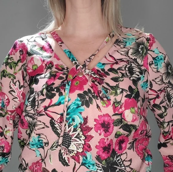 Kensie Pink Floral V-Neck with bow tie bell sleeve blouse size M - Picture 3 of 12